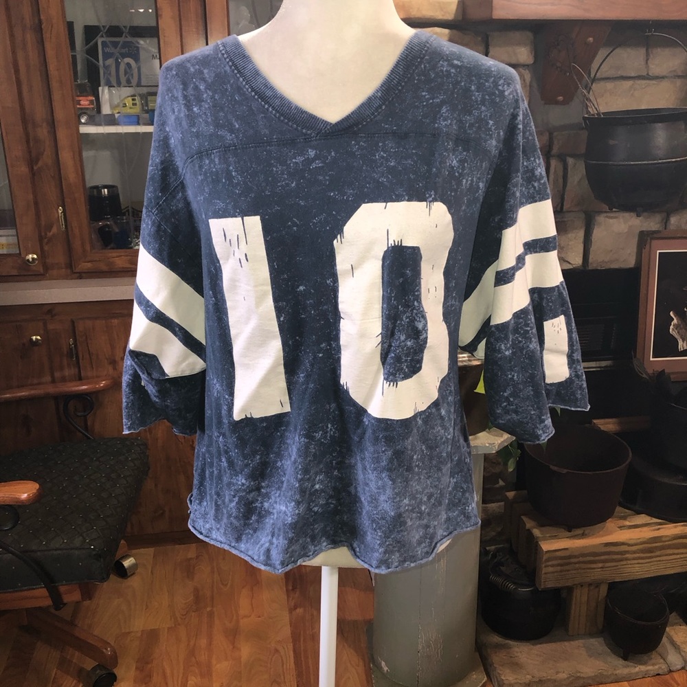 VANILLA STAR SIZE MEDIUM BLUE BLEACH SPLATTERED RAW HEM JERSEY STYLE V/NECK TOP